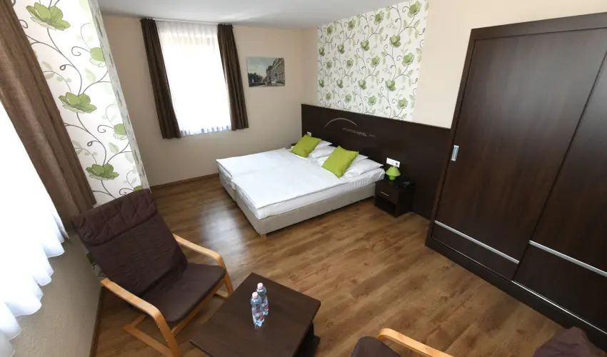 Ezsthd Hotel Veszprm - Mjus 1.