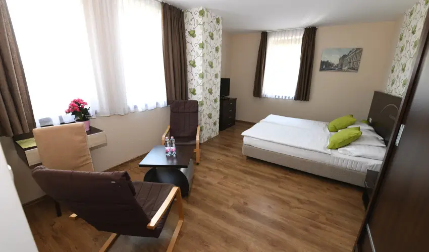 Ezsthd Hotel Veszprm - Mjus 1.