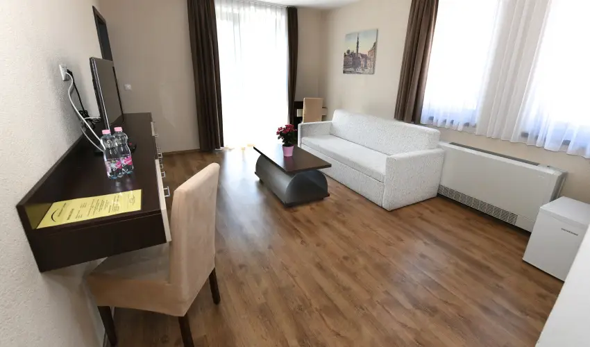 Ezsthd Hotel Veszprm - Mjus 1.