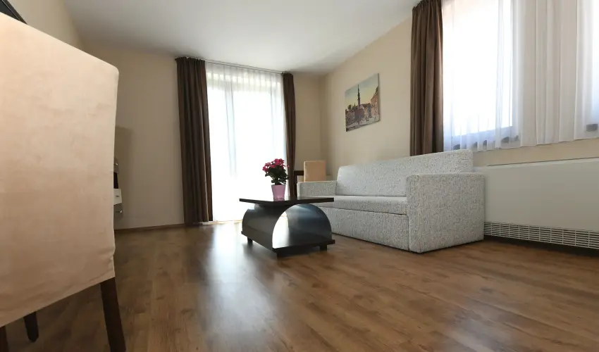 Ezsthd Hotel Veszprm - Mjus 1.