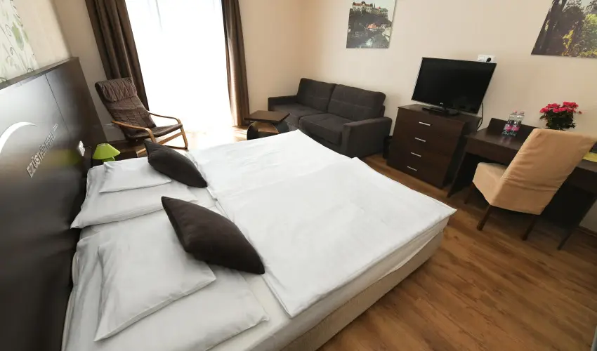 Ezsthd Hotel Veszprm - Mjus 1.