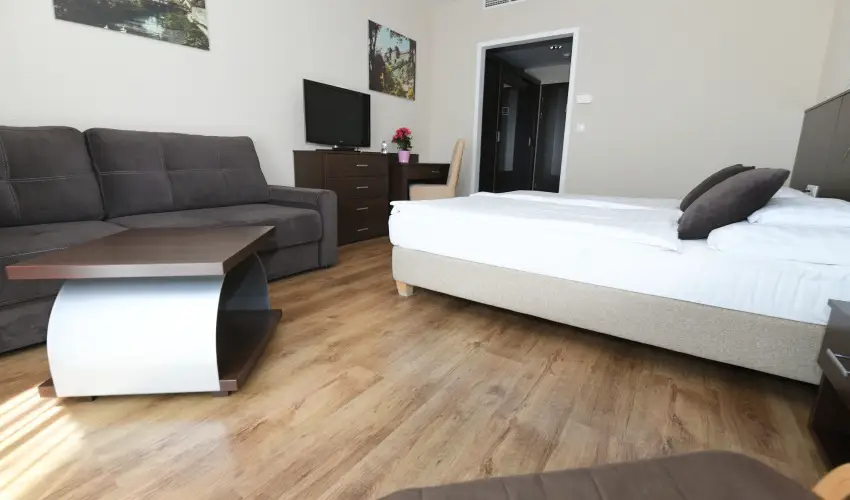 Ezsthd Hotel Veszprm - Mjus 1.