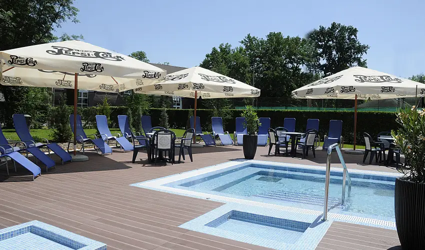 Garden Hotel Wellness & Konferencia Szolnok - Mjus 1. 