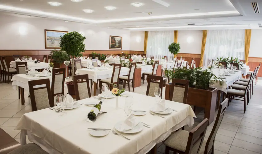 Garden Hotel Wellness & Konferencia Szolnok - Mjus 1. 