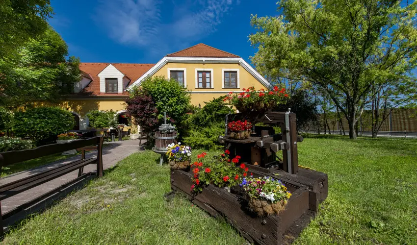 Gastland M0 Hotel Szigetszentmikl�s - M�jus 1.