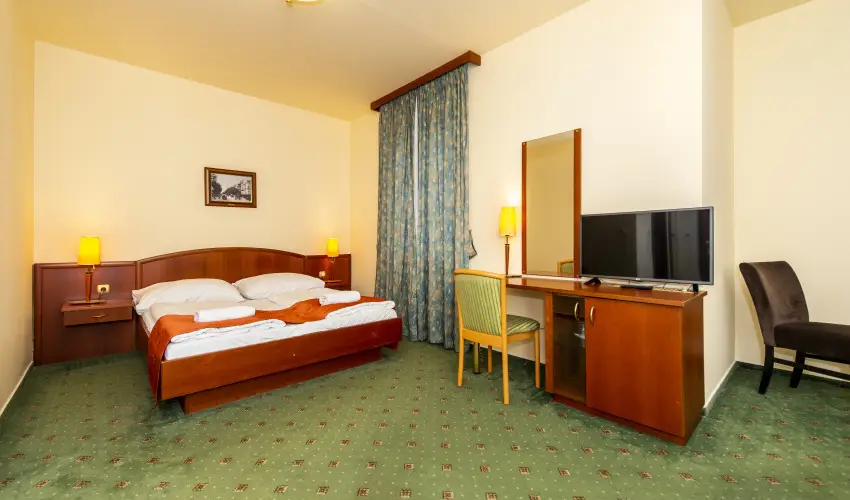 Gastland M0 Hotel Szigetszentmikl�s - M�jus 1.
