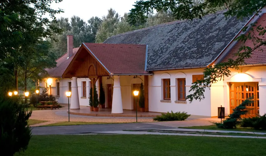 Gerby Kria Hotel s Lovasudvar Lajosmizse - Mjus 1. 