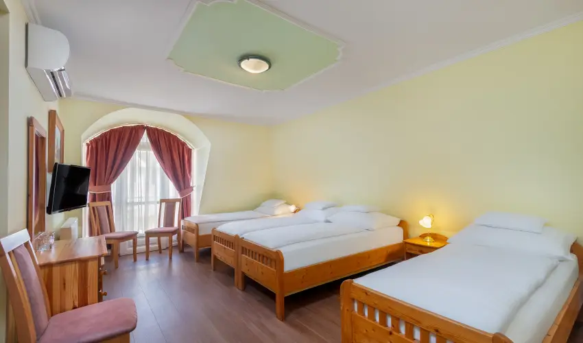 Gosztola Gy�ngye-az erd� sz�llod�ja Gosztola - M�jus 1.