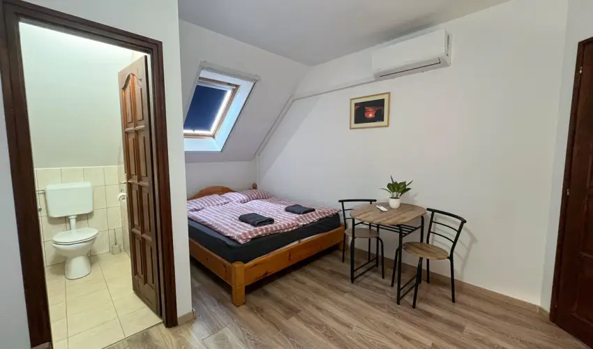 Gyulavez�r-Csob�nci Pihen� Vend�gh�z Gyulakeszi - M�jus 1. (min. 2 �j)