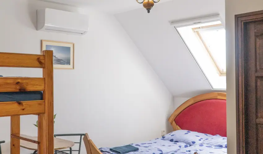 Gyulavez�r-Csob�nci Pihen� Vend�gh�z Gyulakeszi - M�jus 1. (min. 2 �j)