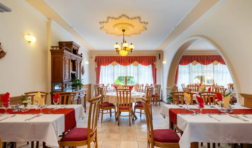 Hajd� Kast�ly Hotel Hajd�szoboszl� - M�jus 1. (min. 3 �j)