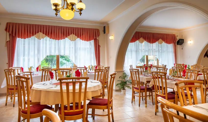 Hajd� Kast�ly Hotel Hajd�szoboszl� - M�jus 1. (min. 3 �j)