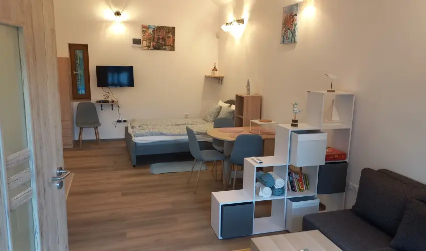 Hanga-lak Velence - Mjus 1. (min. 2 j)