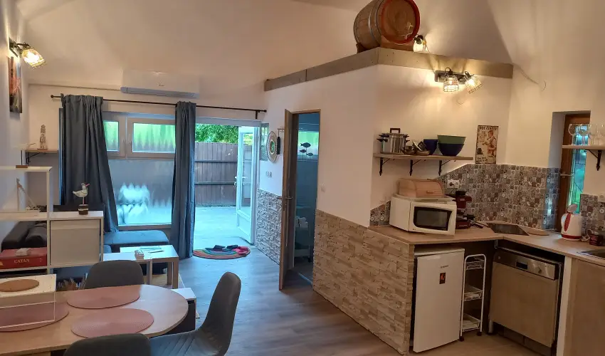 Hanga-lak Velence - Mjus 1. (min. 2 j)