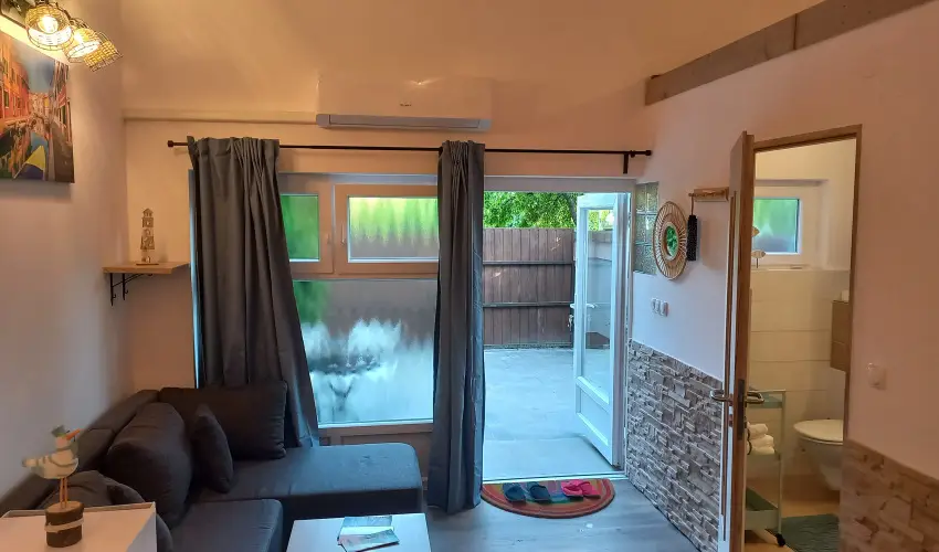 Hanga-lak Velence - Mjus 1. (min. 2 j)