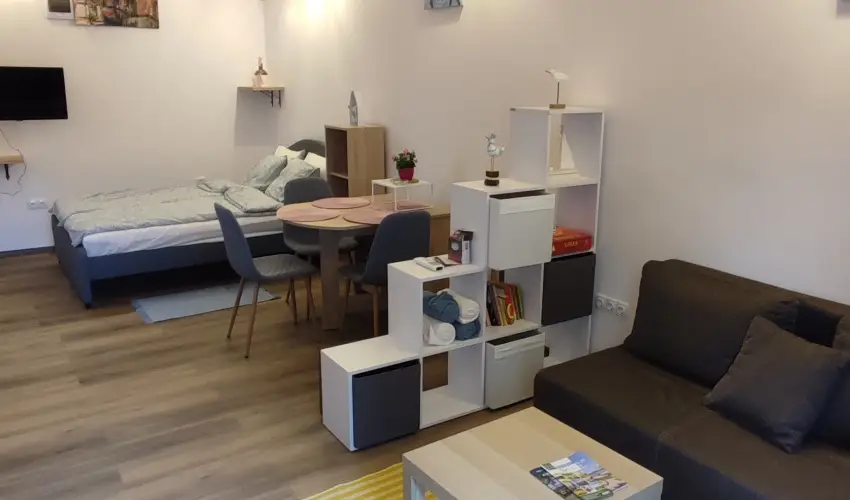 Hanga-lak Velence - Mjus 1. (min. 2 j)