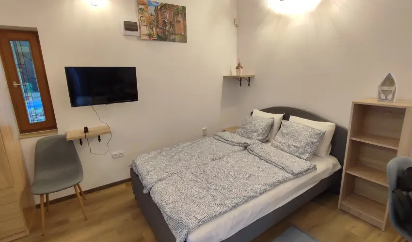 Hanga-lak Velence - Mjus 1. (min. 2 j)