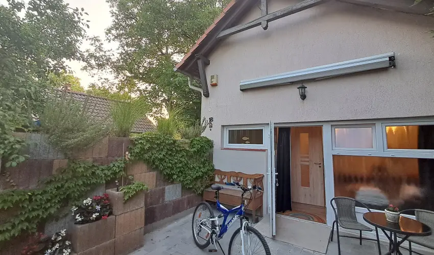 Hanga-lak Velence - Mjus 1. (min. 2 j)