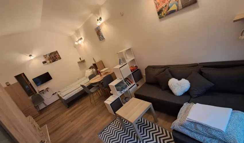 Hanga-lak Velence - Mjus 1. (min. 2 j)