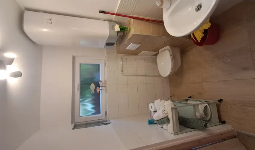 Hanga-lak Velence - Mjus 1. (min. 2 j)