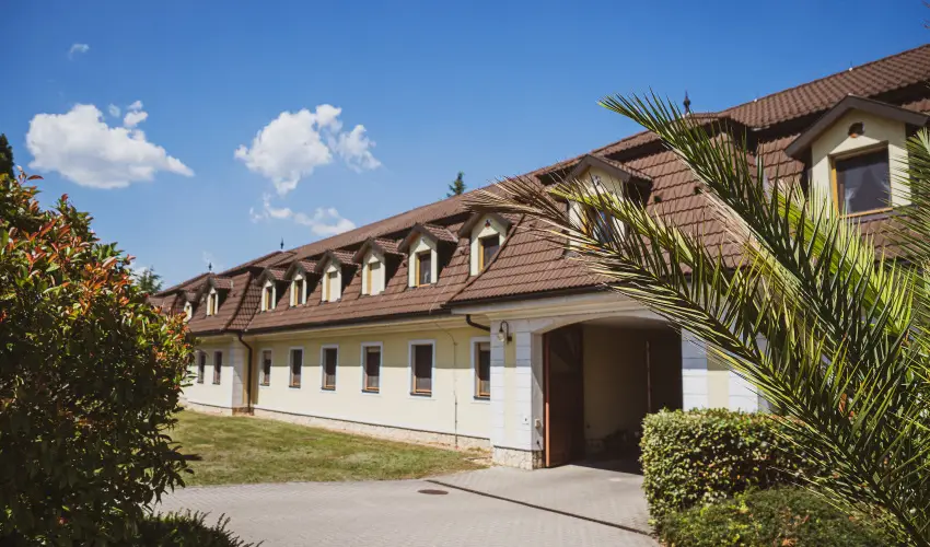 Htkti Wellness Hotel & Lovaspark Mr - Mjus 1.