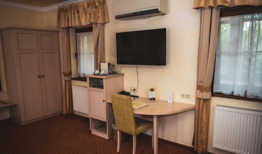 Htkti Wellness Hotel & Lovaspark Mr - Mjus 1.