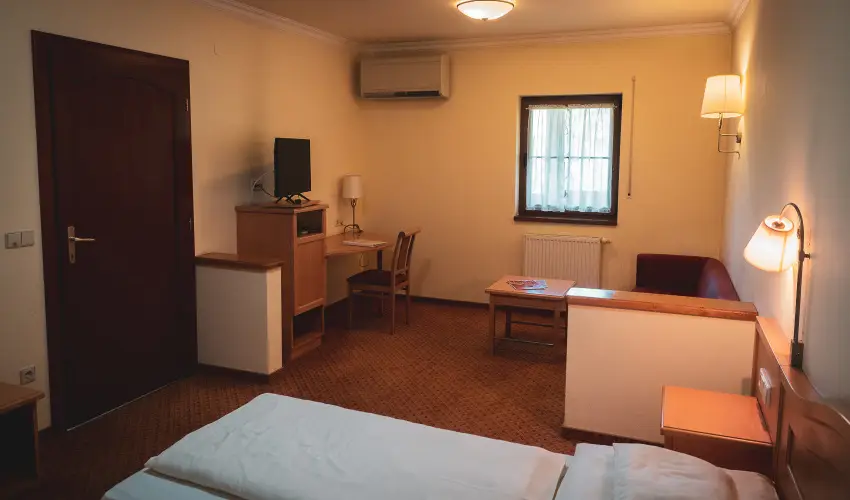 Htkti Wellness Hotel & Lovaspark Mr - Mjus 1.