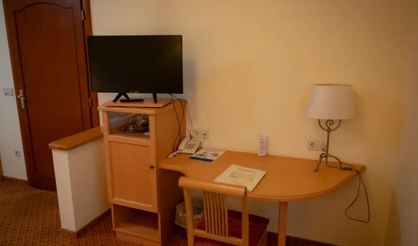 Htkti Wellness Hotel & Lovaspark Mr - Mjus 1.