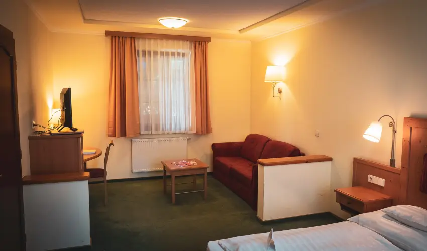 Htkti Wellness Hotel & Lovaspark Mr - Mjus 1.