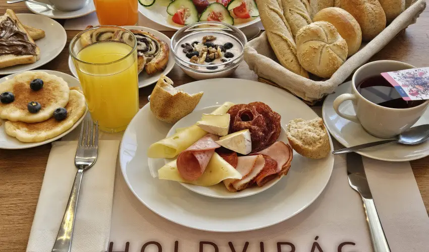 Holdvirg Hotel Srvr - Mjus 1. - teljes elrefizetssel