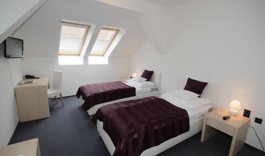 Hotel Arkadia Pcs - Mjus 1. 