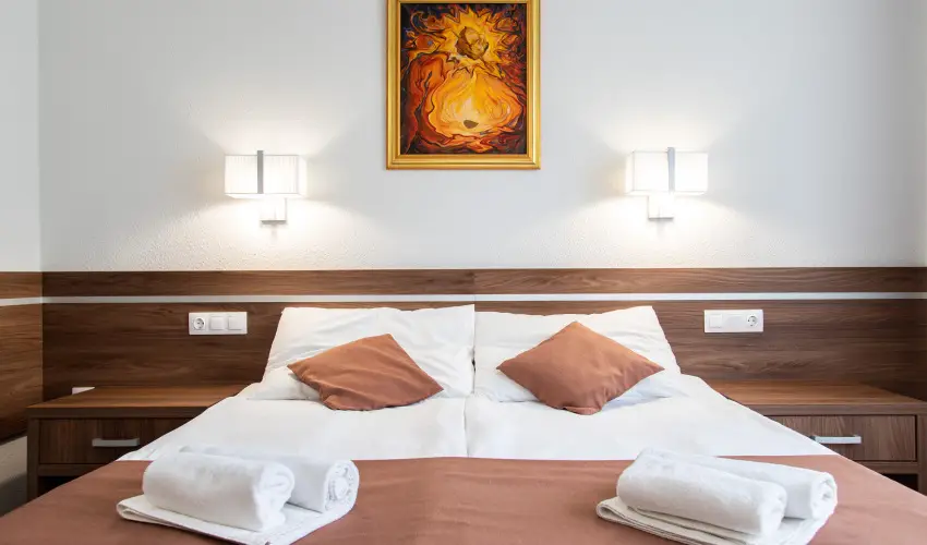 Hotel rpd Tatabnya - Mjus 1.