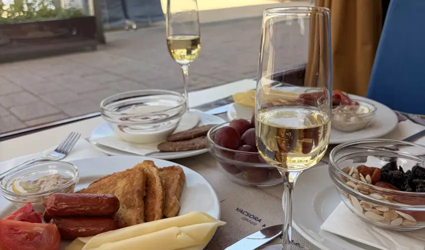 Hotel Bassiana S�rv�r - M�jus 1.