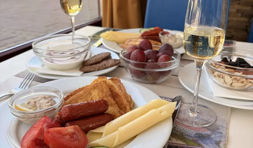 Hotel Bassiana S�rv�r - M�jus 1.
