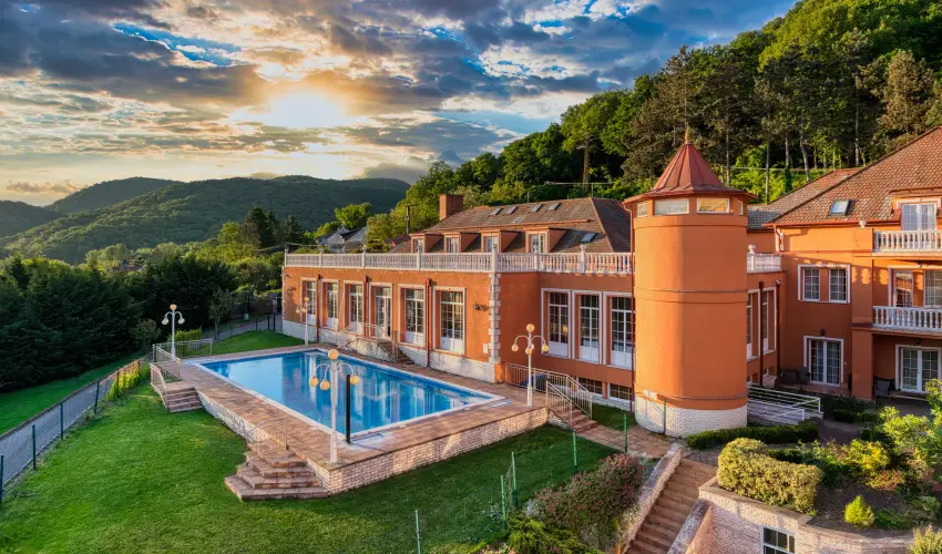 Hotel Bellevue Esztergom - M�jus 1.