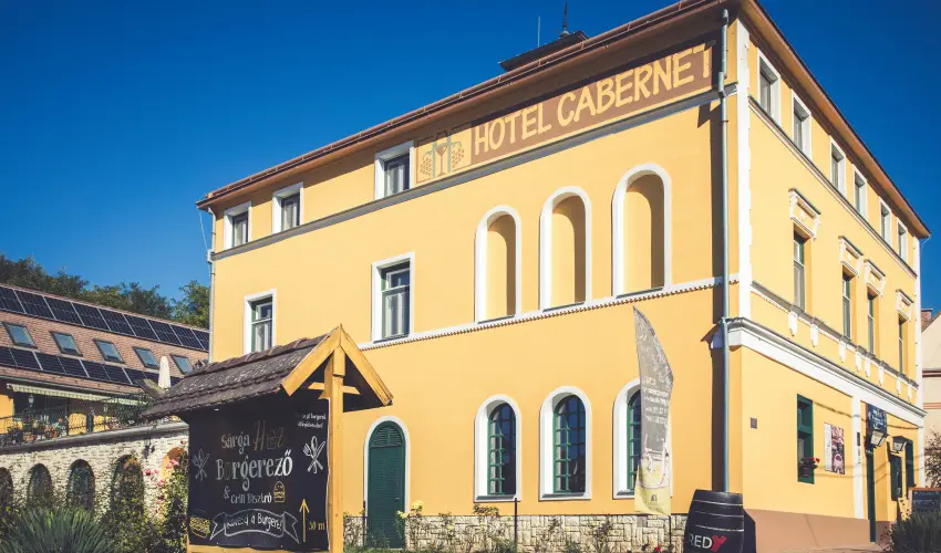 Hotel Cabernet Vill�nyk�vesd - M�jus 1. (min. 3 �j)