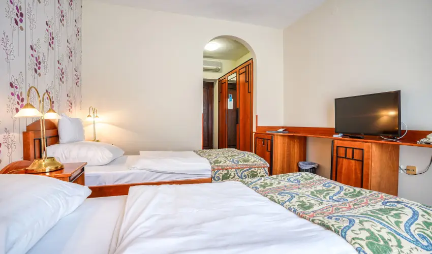 Hotel Erzsbet Hvz - Mjus 1.