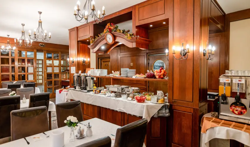 Hotel Erzsbet Hvz - Mjus 1.