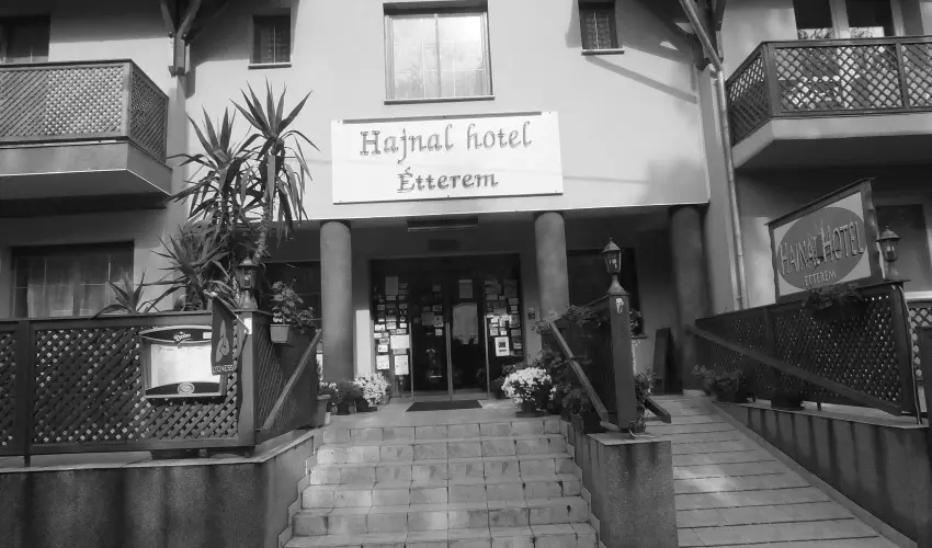 Hajnal Hotel Mez�k�vesd - M�jus 1.
