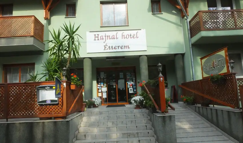 Hajnal Hotel Mez�k�vesd - M�jus 1. (min. 2 �j)