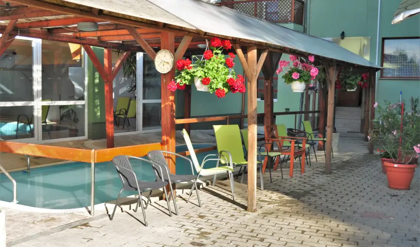 Hajnal Hotel Mez�k�vesd - M�jus 1. (min. 2 �j)