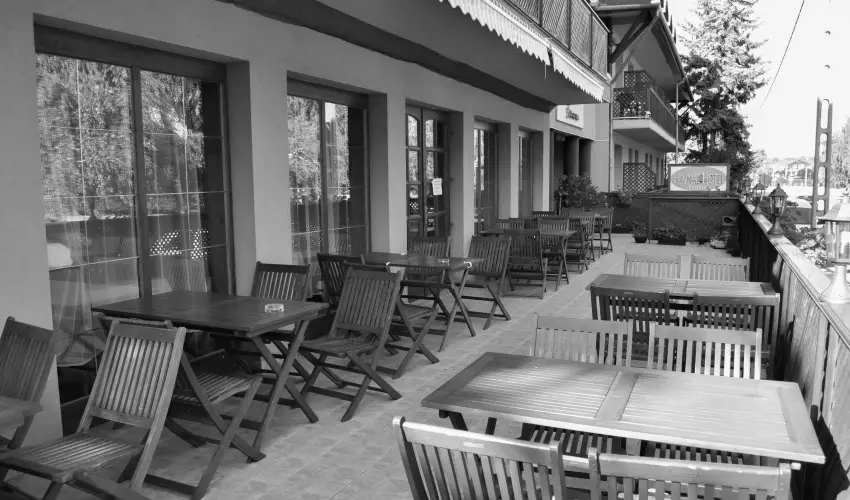 Hajnal Hotel Mez�k�vesd - M�jus 1.