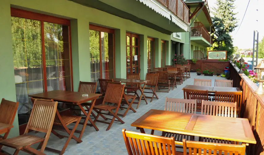 Hajnal Hotel Mez�k�vesd - M�jus 1. (min. 2 �j)