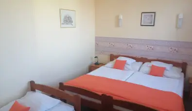 Hajnal Hotel Mez�k�vesd