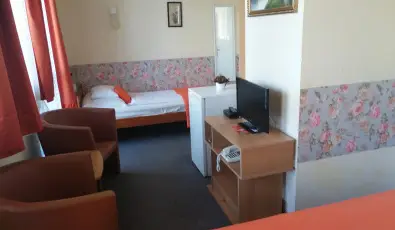 Hajnal Hotel Mez�k�vesd