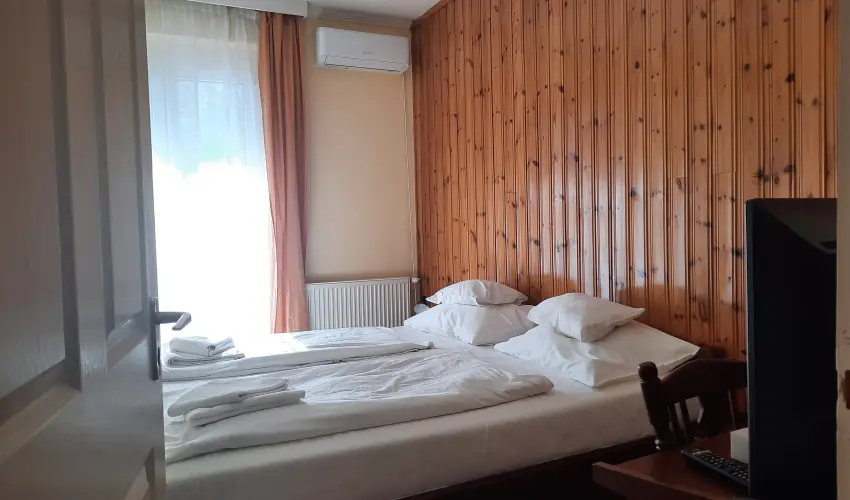 Hajnal Hotel Mez�k�vesd - M�jus 1. (min. 2 �j)
