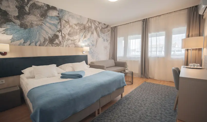 Hforrs Hotel s dlpark Gyula - Mjus 1.