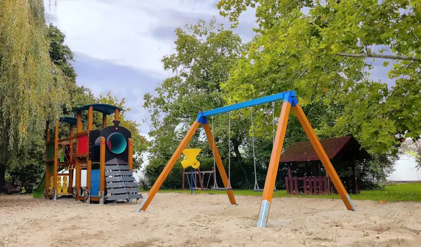 H�forr�s Hotel �s �d�l�park Gyula - M�jus 1.