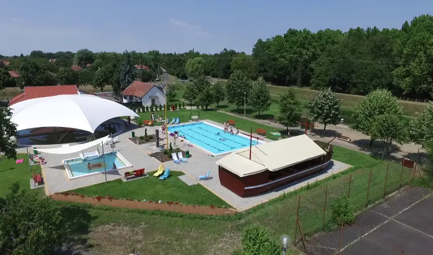 H�forr�s Hotel �s �d�l�park Gyula - M�jus 1.