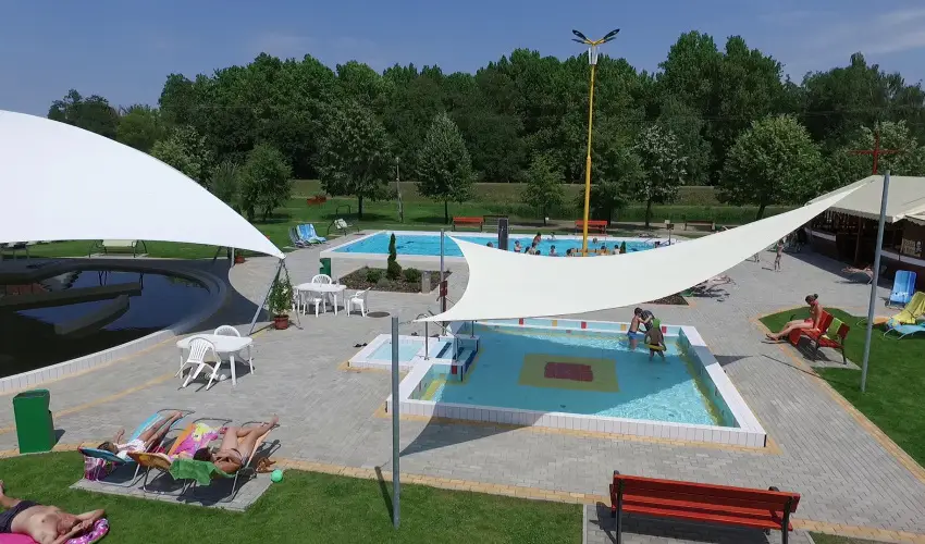 H�forr�s Hotel �s �d�l�park Gyula - M�jus 1.